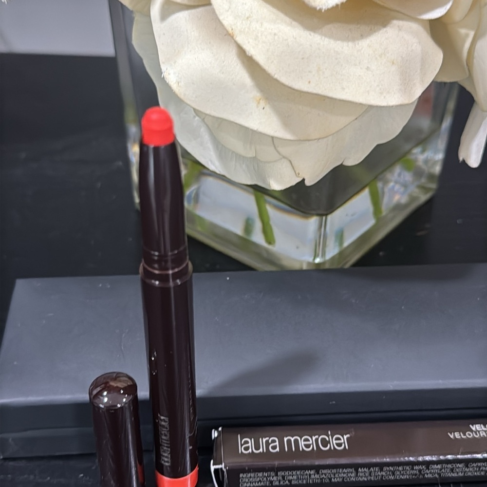 Laura Mercier Velour Extreme Matte Lipstick shade “On Point” Orange Red - Picture 3 of 5
